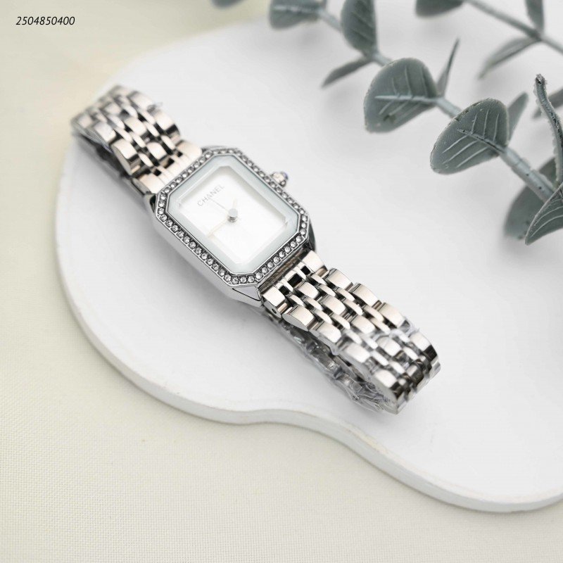 ساعة يد نسائية أنيقة لون فضي