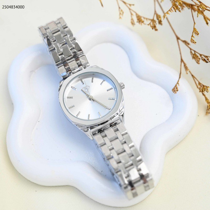 ساعة يد نسائية أنيقة لون فضي