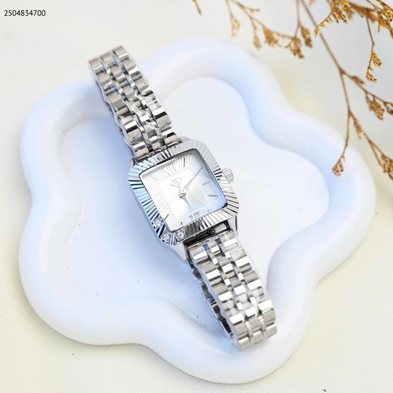 ساعة يد نسائية أنيقة لون فضي