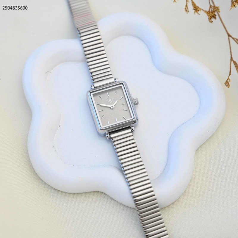 ساعة يد نسائية أنيقة لون فضي