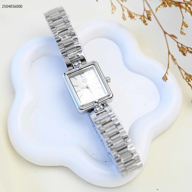 ساعة يد نسائية أنيقة لون فضي