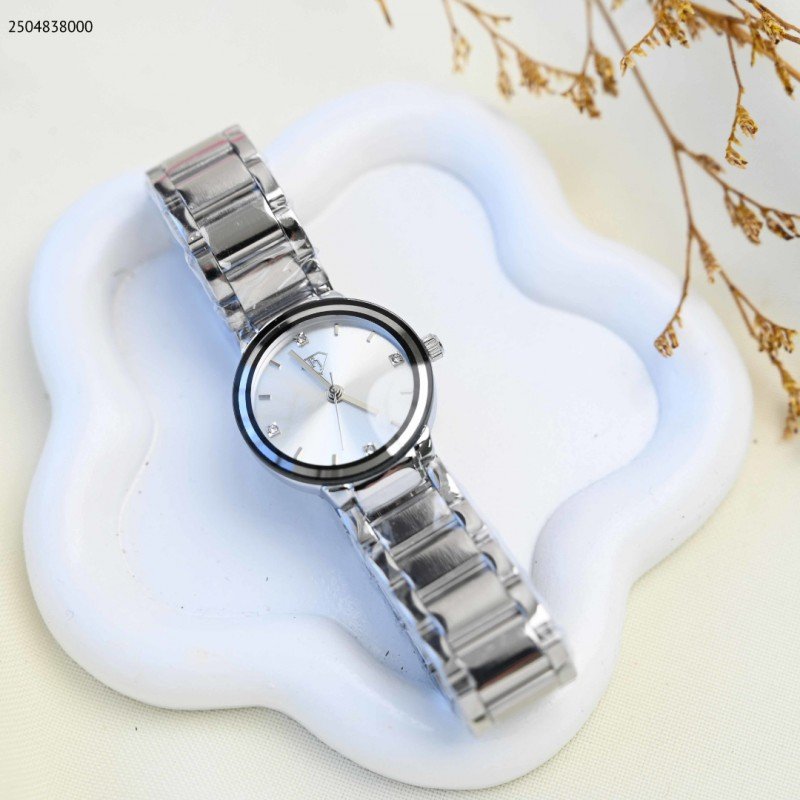 ساعة يد نسائية أنيقة لون فضي