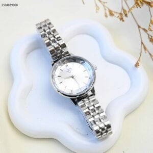 ساعة يد نسائية أنيقة لون فضي