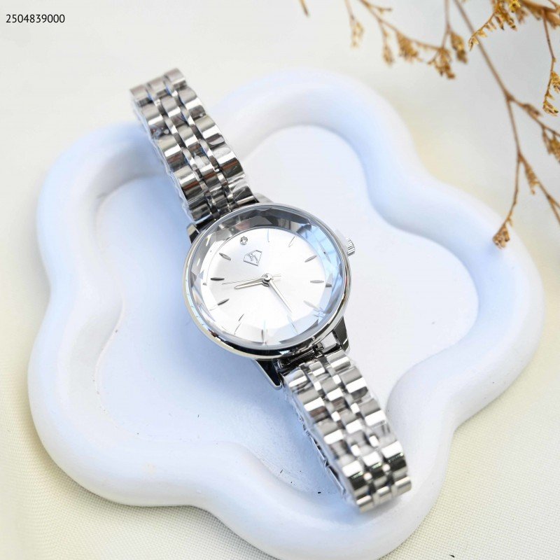 ساعة يد نسائية أنيقة لون فضي