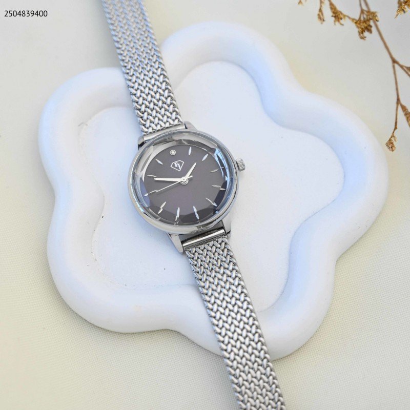 ساعة يد نسائية أنيقة لون فضي