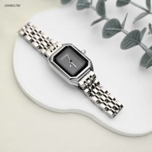 ساعة يد نسائية أنيقة لون فضي