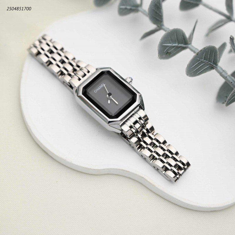 ساعة يد نسائية أنيقة لون فضي