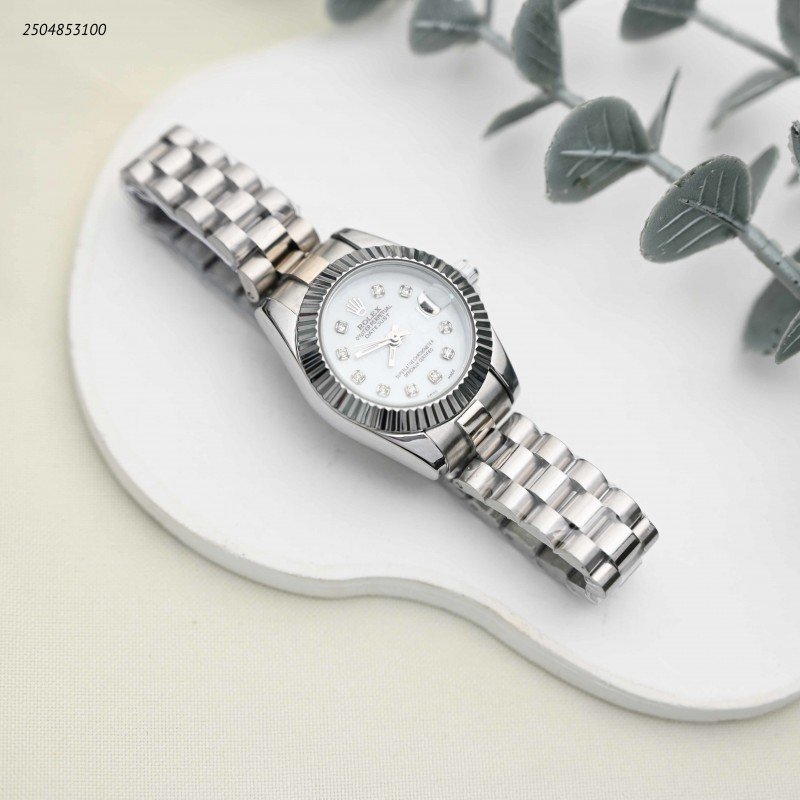 ساعة يد نسائية أنيقة لون فضي