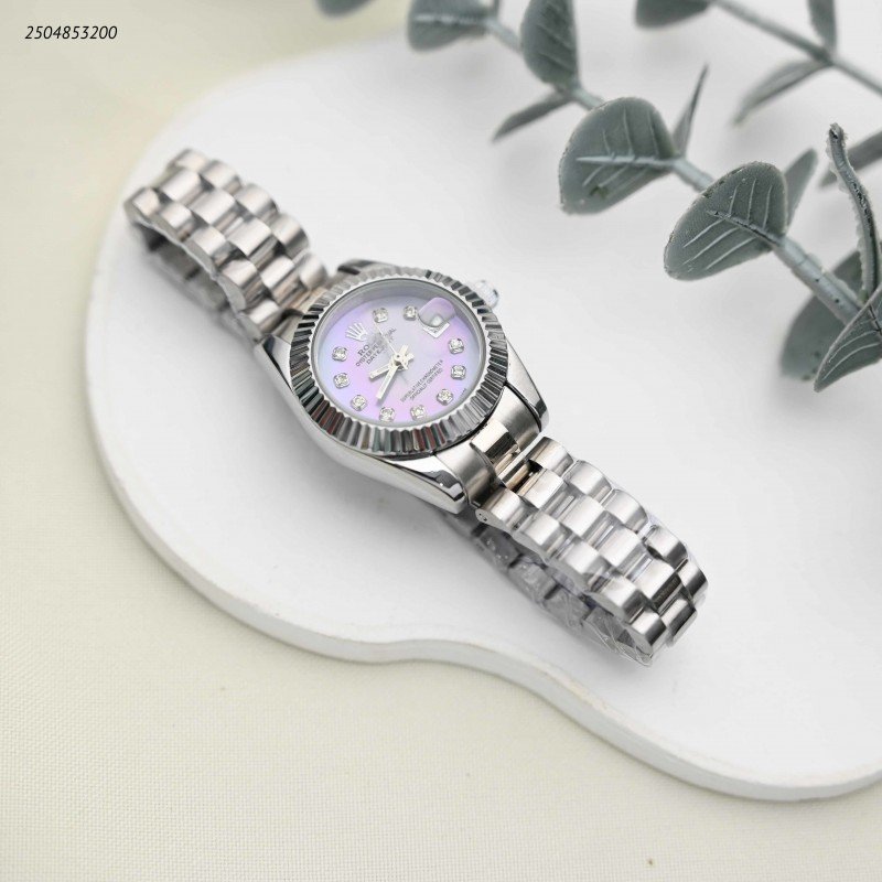 ساعة يد نسائية أنيقة لون فضي