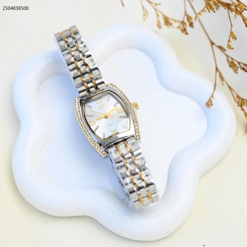 ساعة يد نسائية أنيقة لون فضي و ذهبي