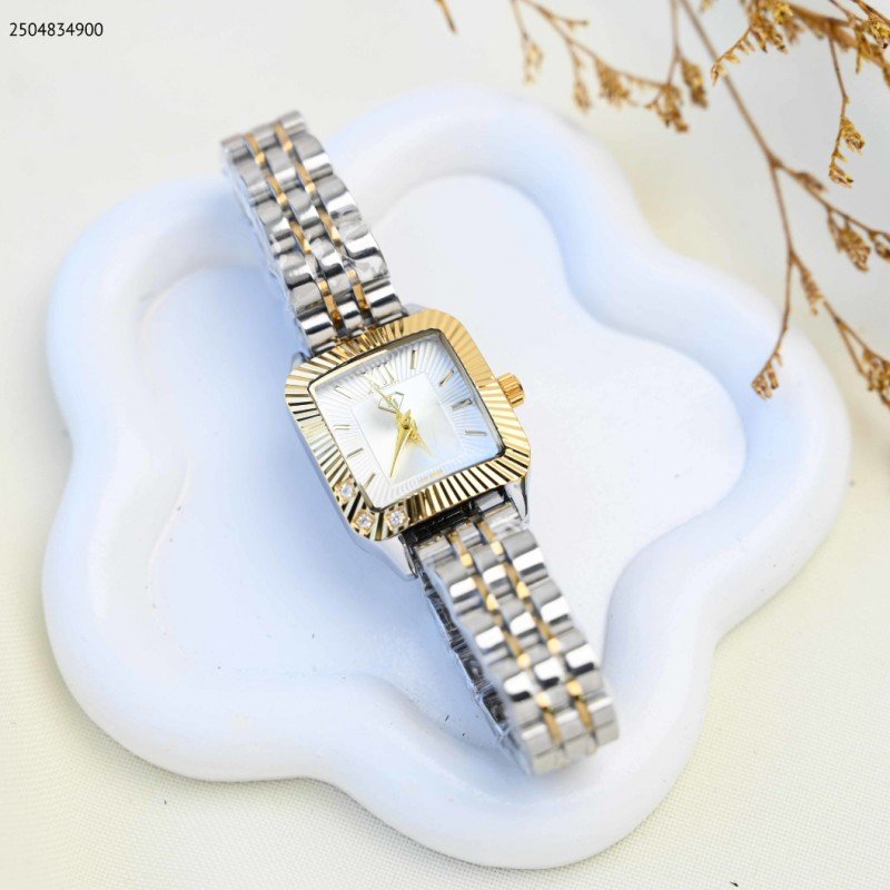 ساعة يد نسائية أنيقة لون فضي و ذهبي