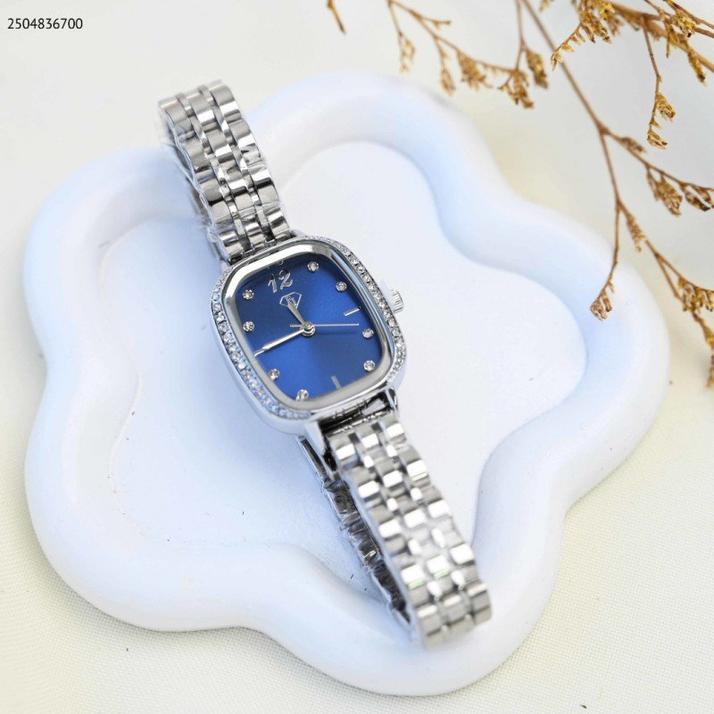 ساعة يد نسائية أنيقة لون فضي وأزرق