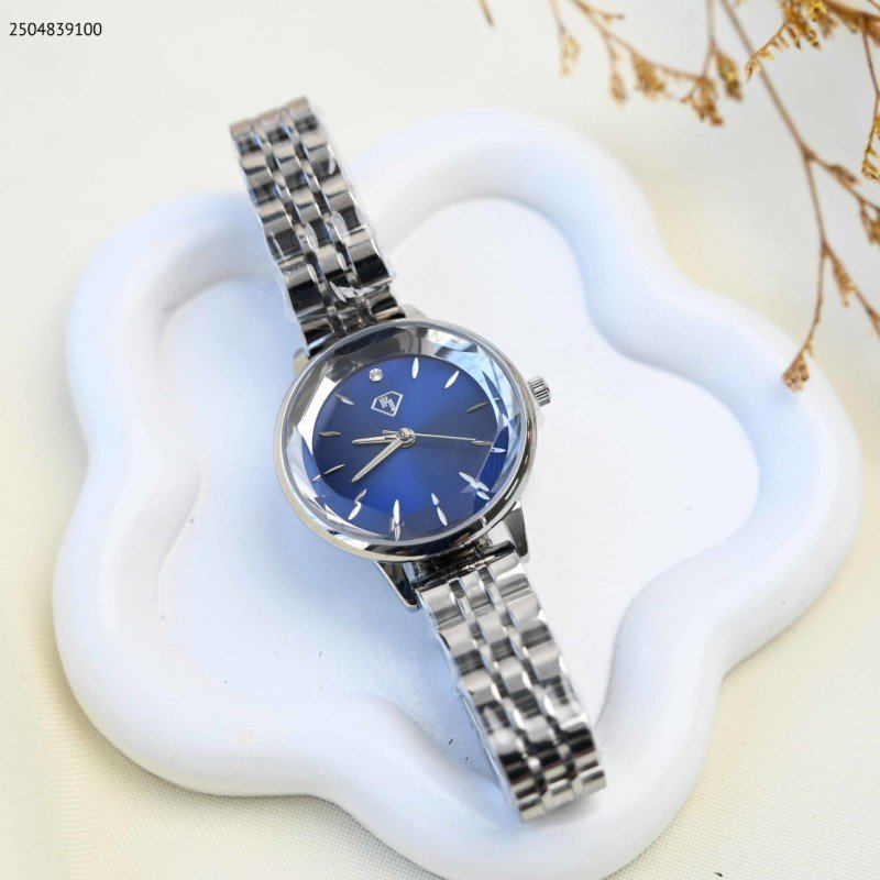 ساعة يد نسائية أنيقة لون فضي وأزرق