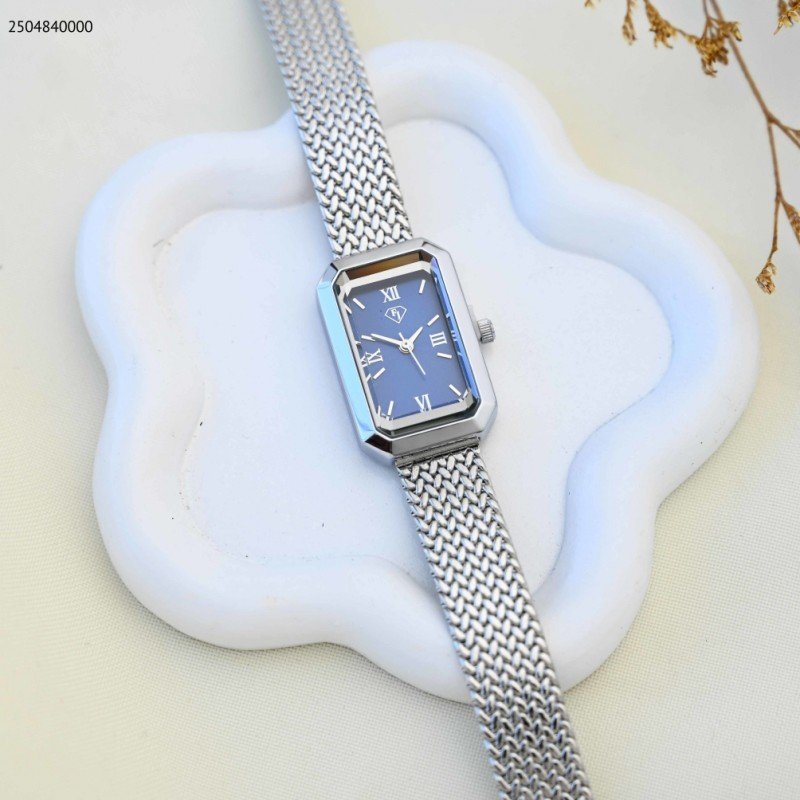 ساعة يد نسائية أنيقة لون فضي وأزرق