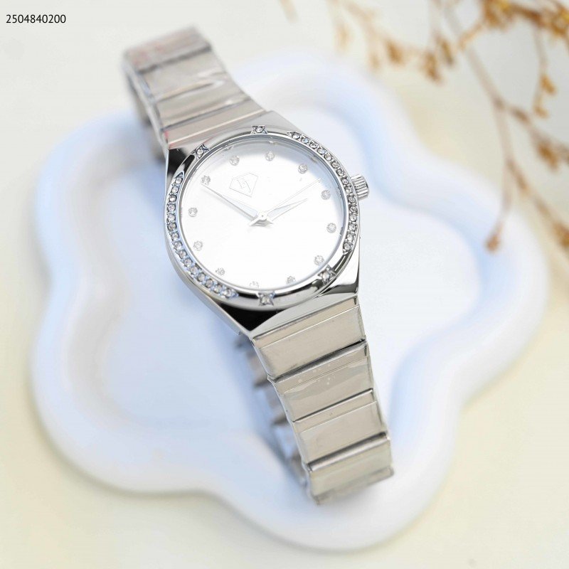 ساعة يد نسائية أنيقة من الستانلس ستيل مرصعة بالكريستال لون فضي