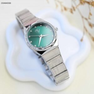 ساعة يد نسائية فضية أنيقة بقرص أخضر ومرصعة بالكريستال لون فضي واخضر