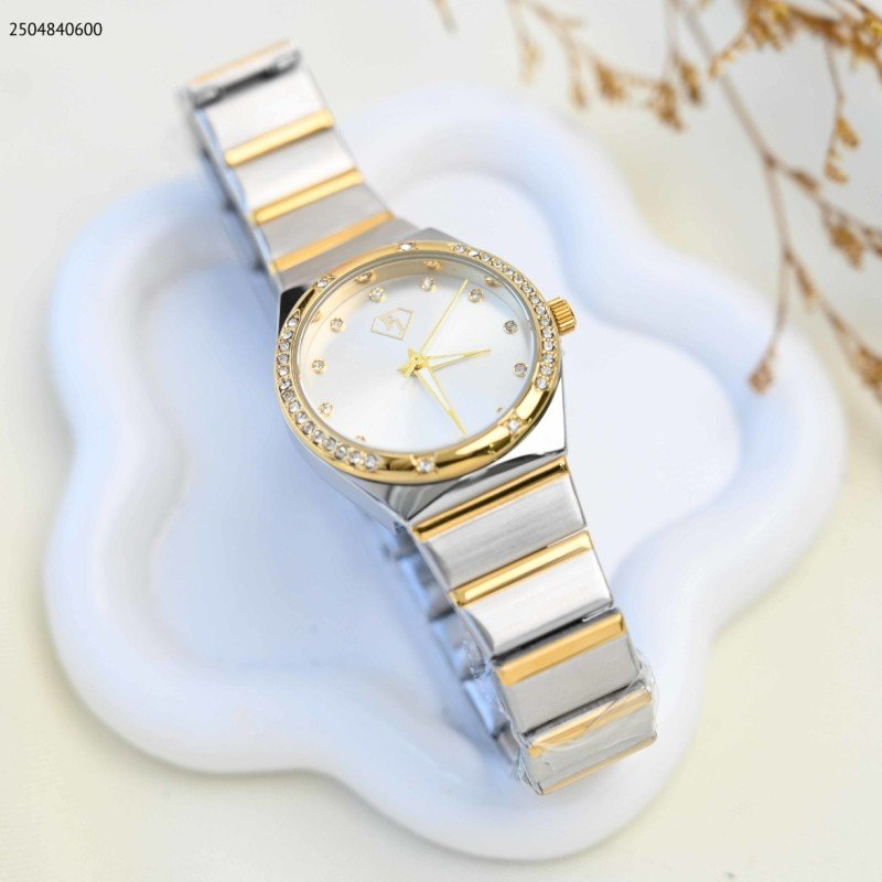 ساعة يد نسائية فضية وذهبية  بقرص أبيض ومرصعة بالكريستال لون فضي و ذهبي