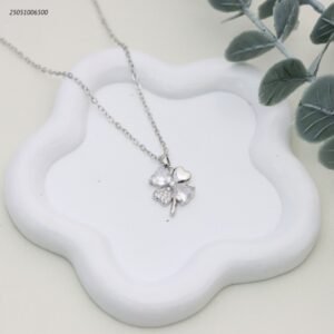 سلسال أنيق بتصميم زهرة البرسيم مرصعة بالزركون لون فضي