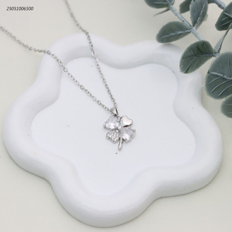 سلسال أنيق بتصميم زهرة البرسيم مرصعة بالزركون لون فضي