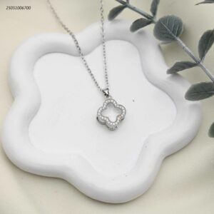 سلسال أنيق بتصميم زهرة البرسيم وزركون أزرق لامع لون فضي