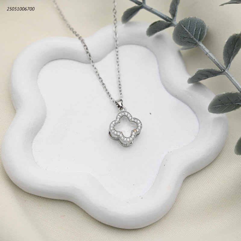 سلسال أنيق بتصميم زهرة البرسيم وزركون أزرق لامع لون فضي