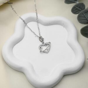 سلسال أنيق بتصميم قلب كوكبي مرصعة بالزركون اللامع لون فضي