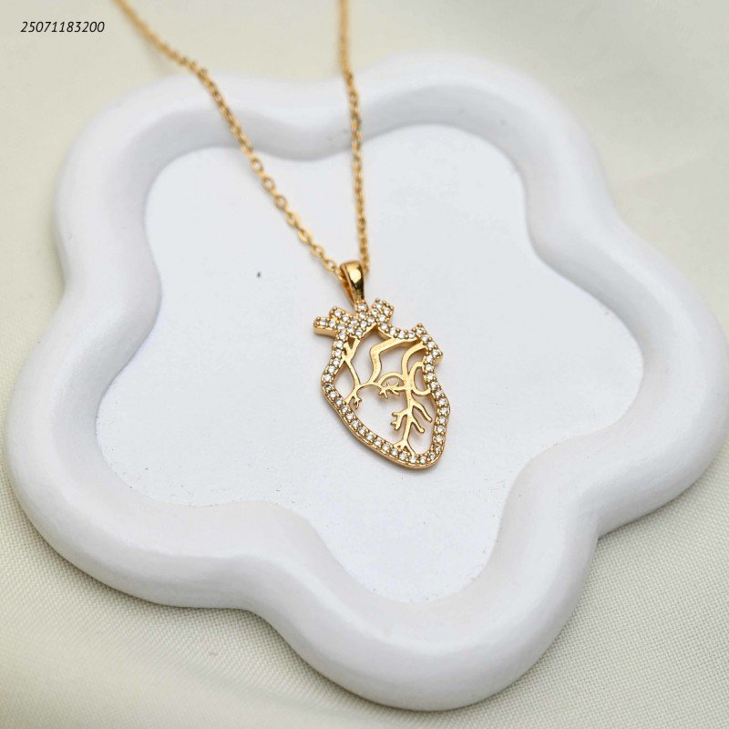 سلسال أنيق شكل قلب مع اطار زركون لون ذهبي