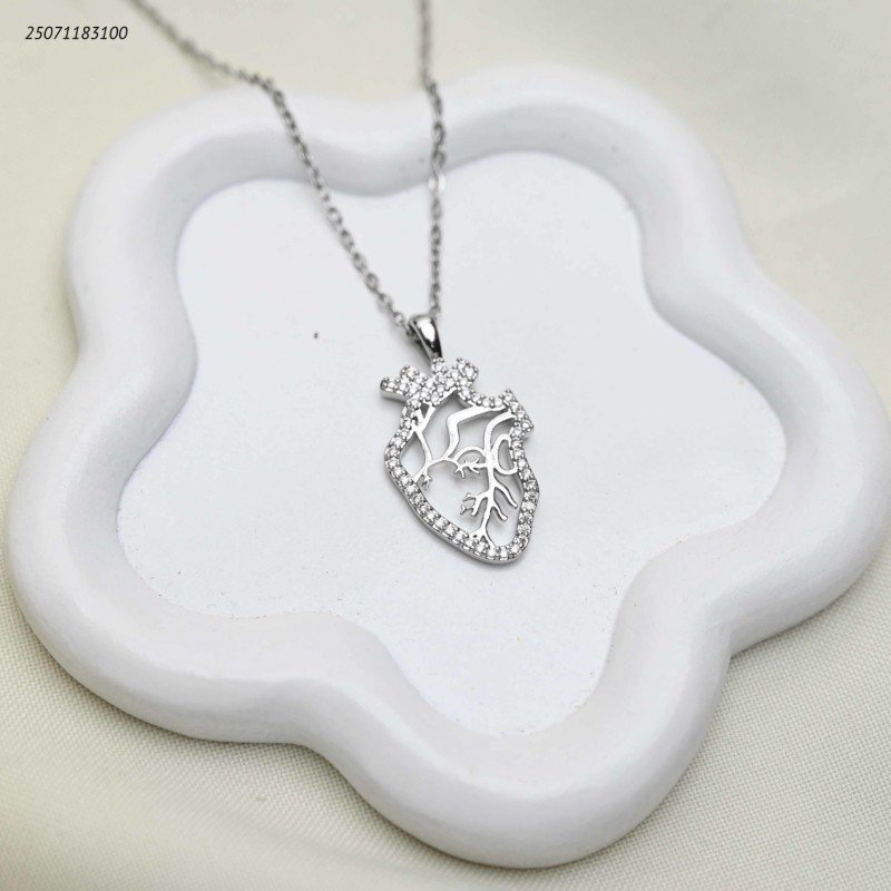 سلسال أنيق شكل قلب مع اطار زركون لون فضي