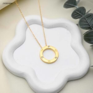 سلسال بتصميم دائري مرصع بفصوص صغيرة لون ذهبي