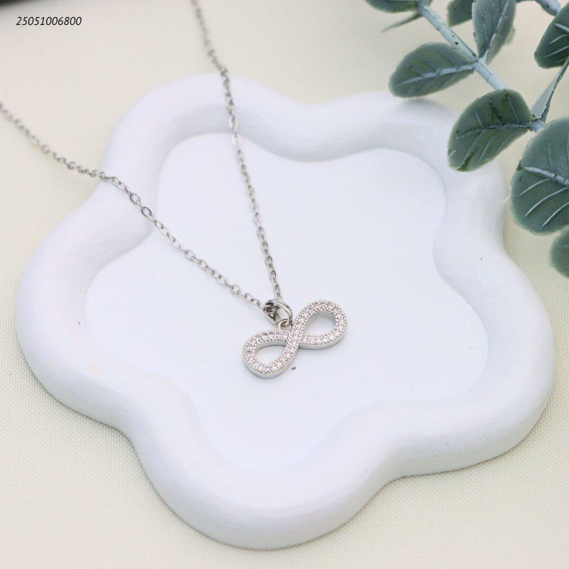 سلسال بتصميم رمز اللانهاية مرصعة بالزركون اللامع لون فضي