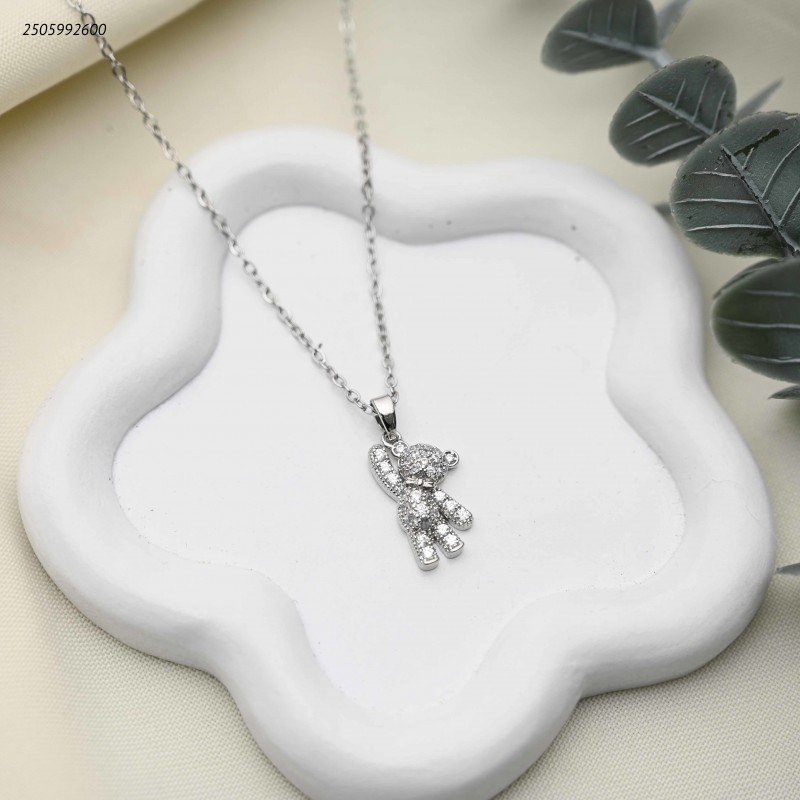 سلسال بتعليقة دب مرصع بالكامل بالزركون اللامع لون فضي