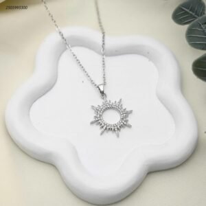 سلسال بتعليقة شمس مشرقة مرصعة بالزركون اللامع لون فضي