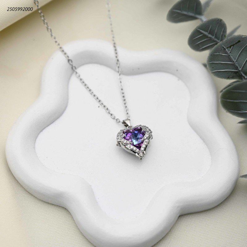 سلسال بتعليقة قلب أزرق مجنح مرصعة بالكريستال لون فضي