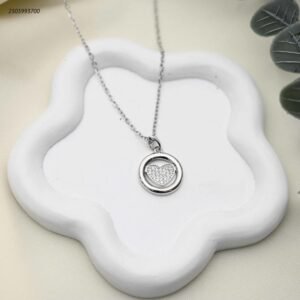 سلسال بتعليقة قلب مرصع بالزركون داخل دائرة لون فضي