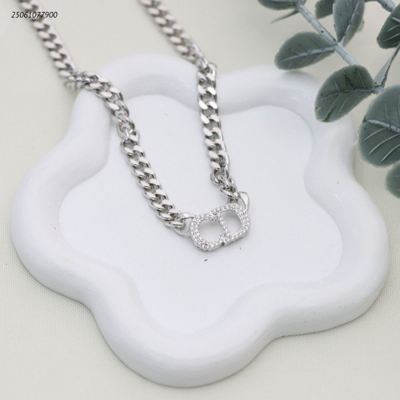 سلسال جنزير شكل حروف CD لون فضي