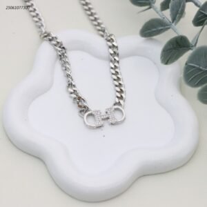 سلسال جنزير شكل حروف CHD لون فضي