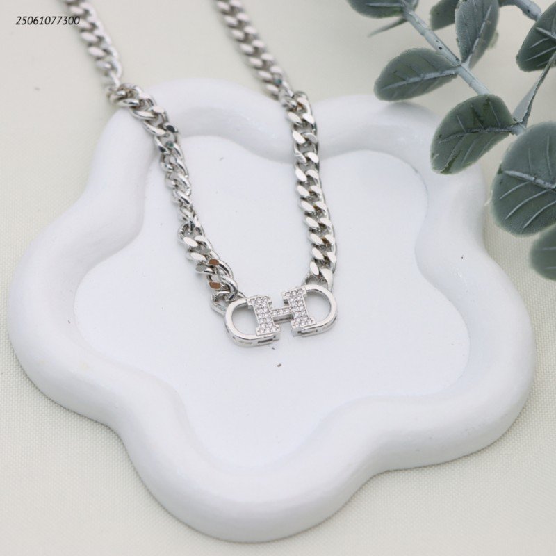 سلسال جنزير شكل حروف CHD لون فضي