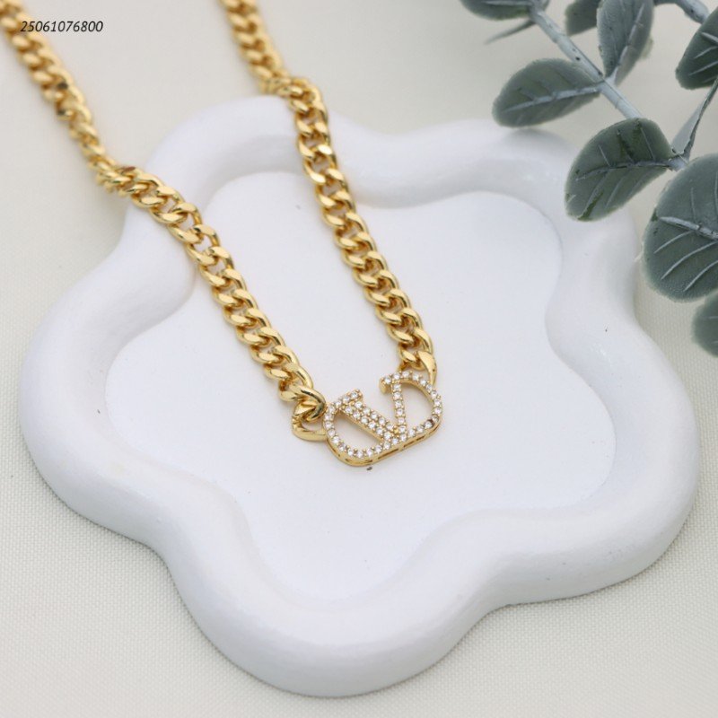 سلسال جنزير شكل ماركة لون ذهبي