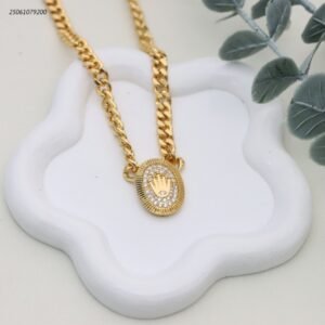 سلسال جنزير مع شكل بيضاوي ماركة مع زركون لون ذهبي