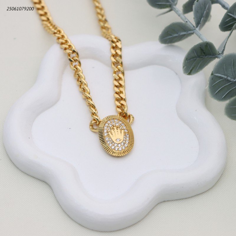 سلسال جنزير مع شكل بيضاوي ماركة مع زركون لون ذهبي