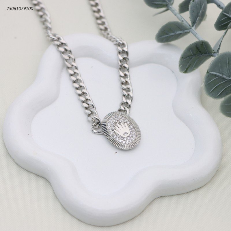 سلسال جنزير مع شكل بيضاوي ماركة مع زركون لون فضي