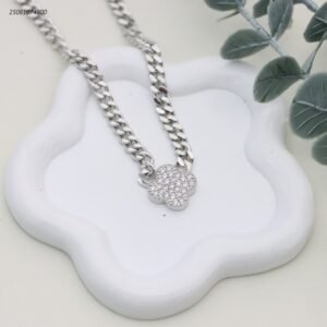 سلسال جنزير مع وردة رباعية بزركون لون فضي