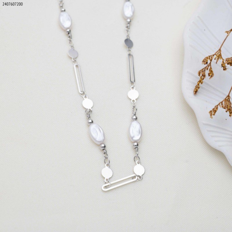 سلسال حبات لولو مع حلقات كبيرة لون فضي