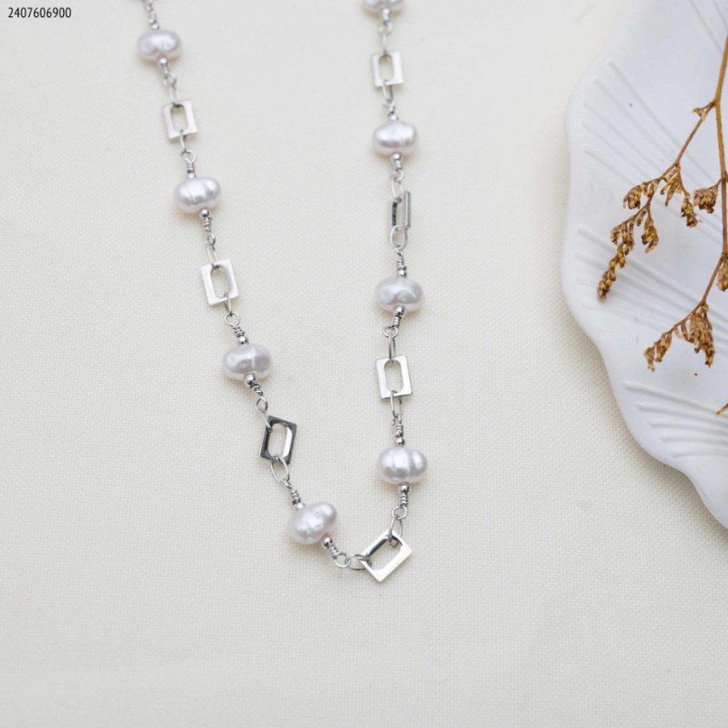 سلسال حبات لولو مع حلقات مربعة لون فضي