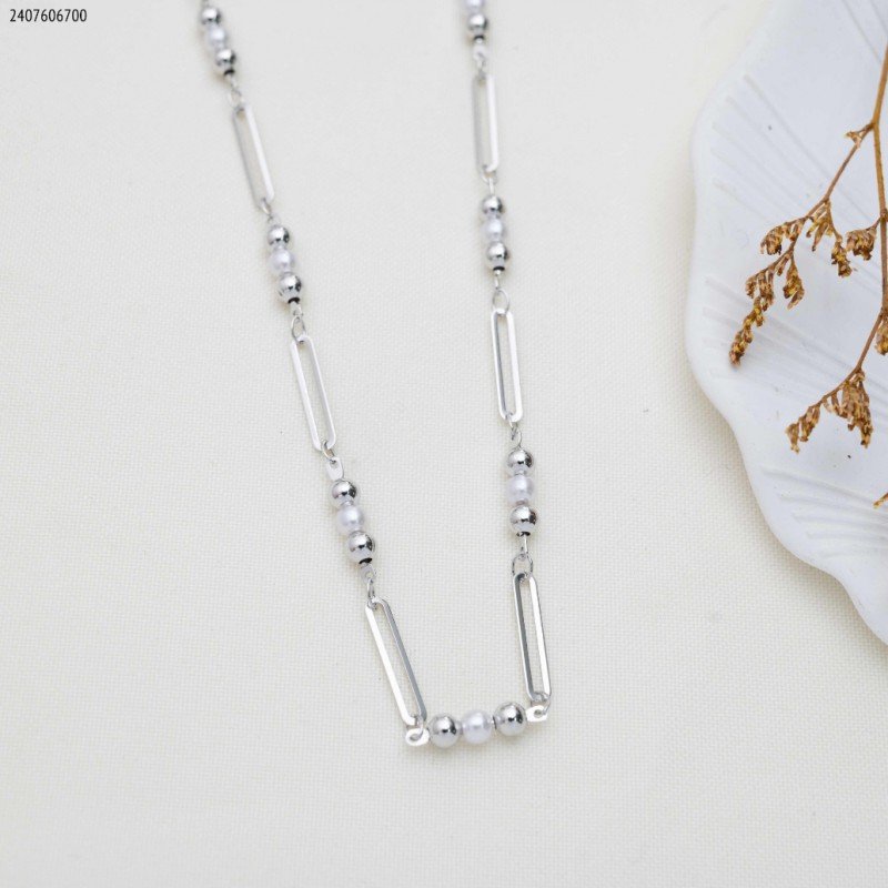 سلسال حبات لولو مع حلقات مستطيلة لون فضي