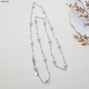 سلسال حبات لولو مع طابات صغيرة لون فضي