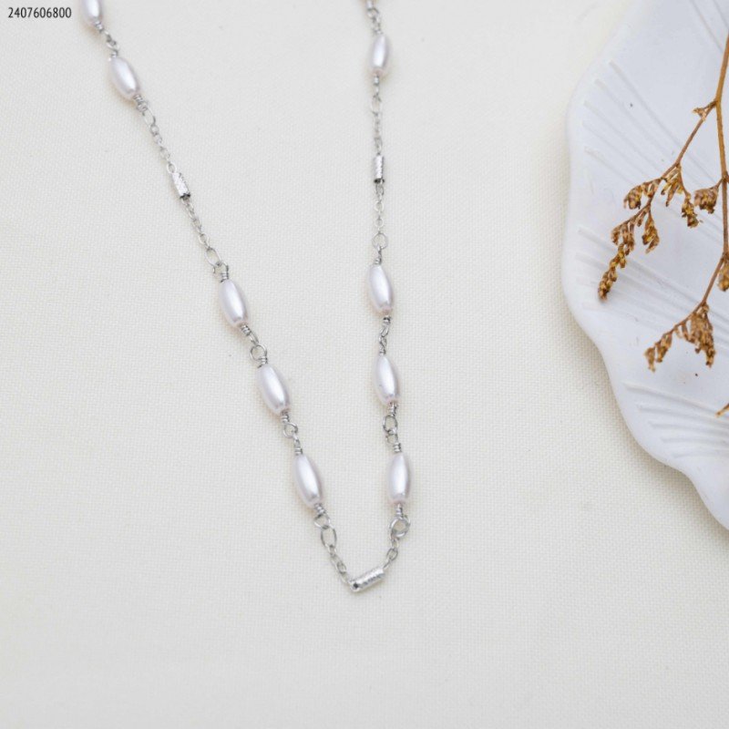 سلسال حبات لولو مع طابات صغيرة لون فضي