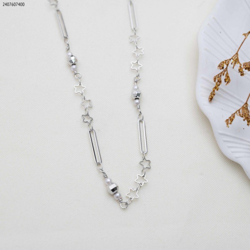 سلسال حبات لولو مع نجوم وحلقات صغيرة وكبيرة دائرة لون فضي