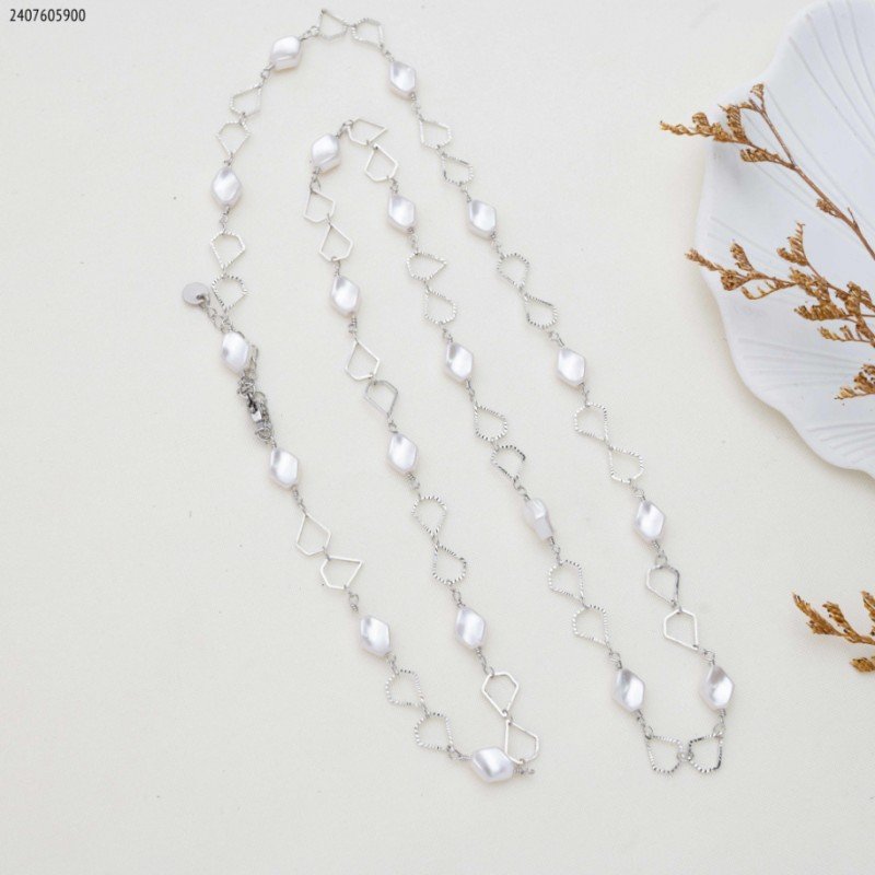 سلسال حبيبات لولو وحلقات شكل دمعة لون فضي