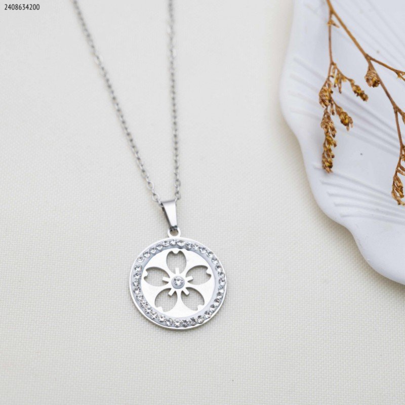 سلسال دائري مع وردة مع زركون لون فضي